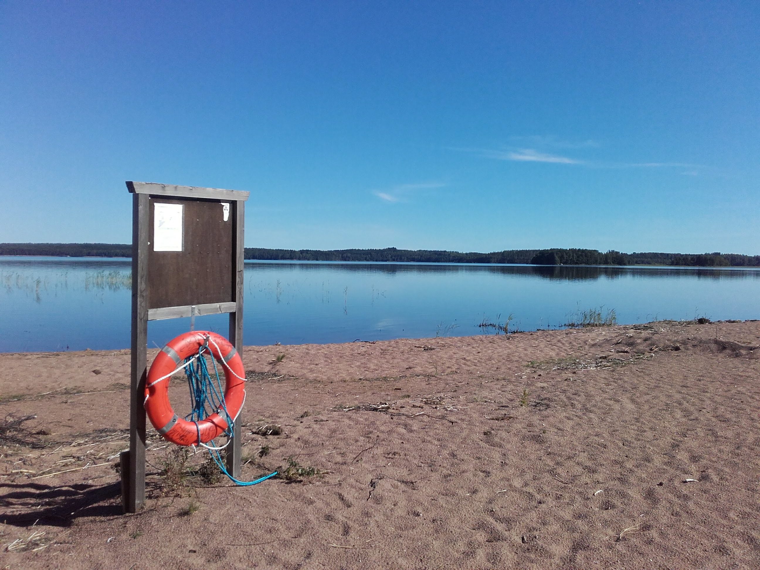 Kesäinen kuva Valkealan Särkkien uimarannalta.