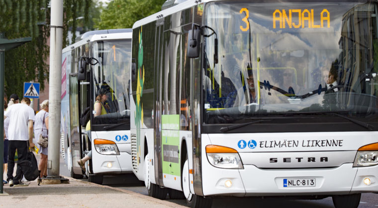 Kuva kahdesta Kouvolan bussista