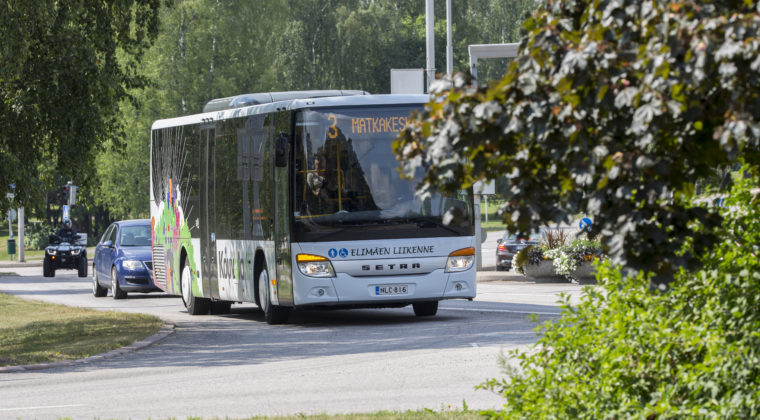 Kuvassa bussi liikenteessä.