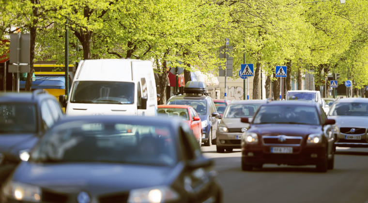 Paljon autoja tiellä, liikennettä