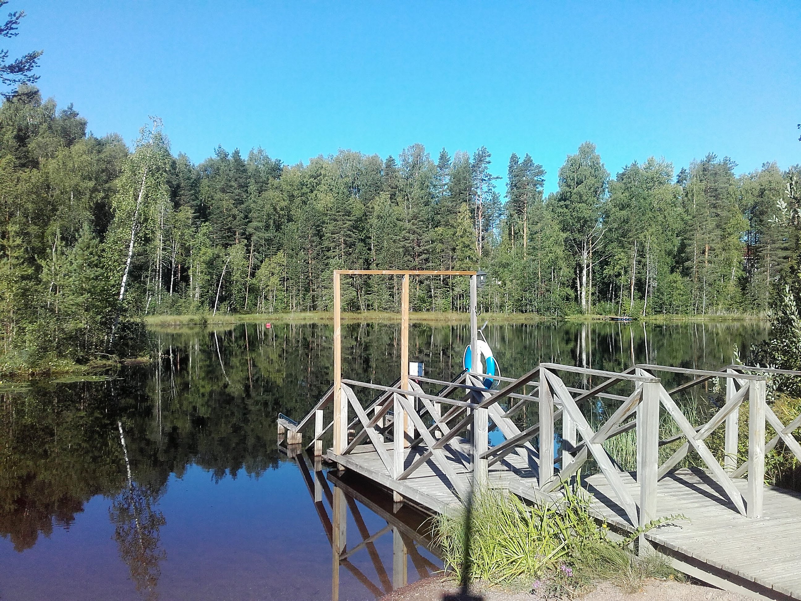 Valkealan kirkonkylän uimapaikka Likolammella. Vedessä laituri.