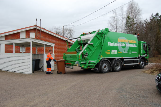 Jäteauto tyhjentää biojäteastiaa