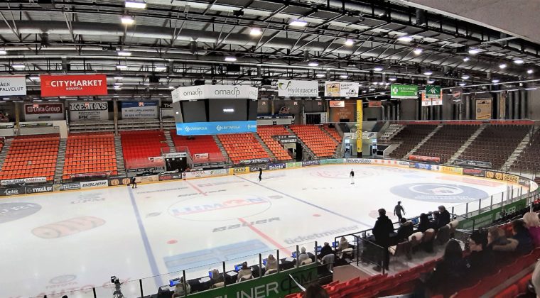 Luistelijoita jäähallin kaukalossa.