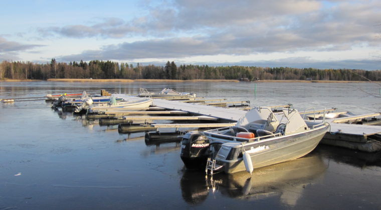 Venelaiturissa venepaikkoja.