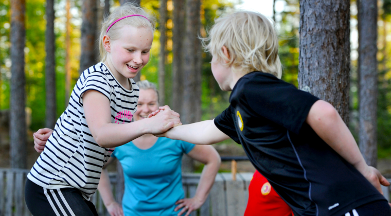 lapset leikkivät ulkona