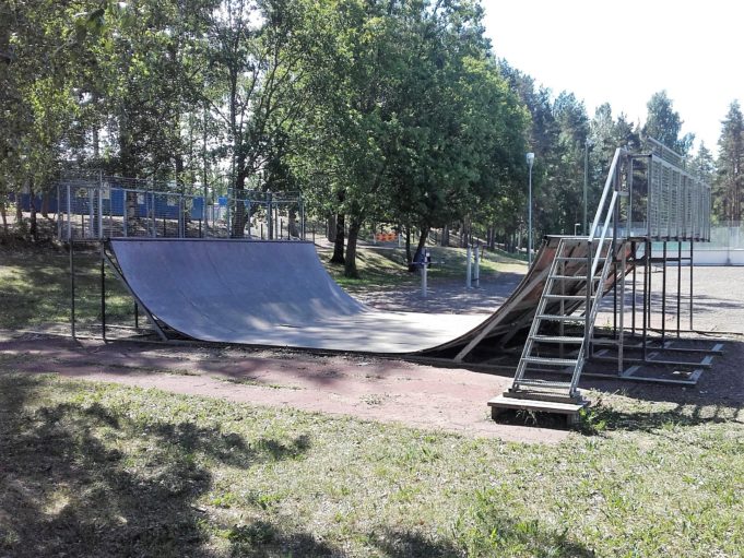 Teräksestä ja vanerista rakennettu skeittiramppi (verttiramppi). Rampin päälle pääsee toisen reunan portaita pitkin.