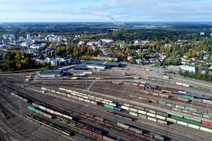 Näkymä ratapihan suunnasta keskustaan