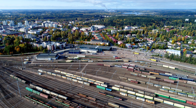 Näkymä ratapihan suunnasta keskustaan