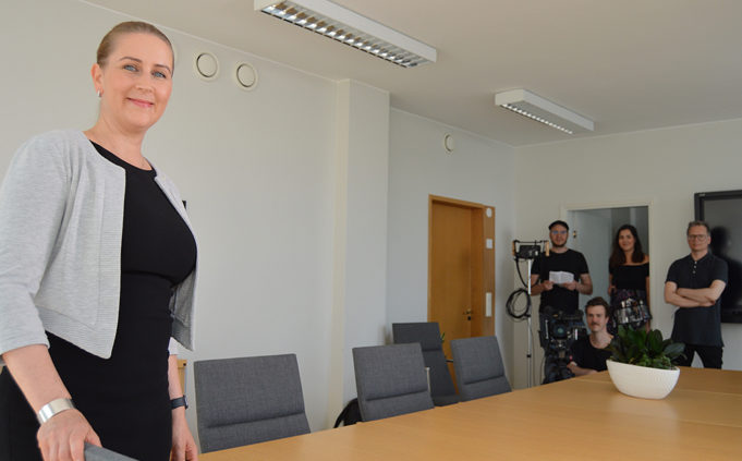 Marita Toikkaa kuvattiin Kouvolan kaupungitalolla EU-puheenjohtajuuskauden videotervehdystä vasten.
