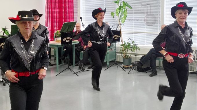 naiset tanssivat couwboy-hatut päässään