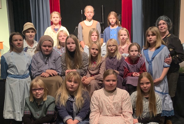 Pienoisnäytelmän näyttelijät yhteiskuvassa
