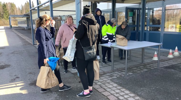 ruokapakettien jako eskolanmäen koululla