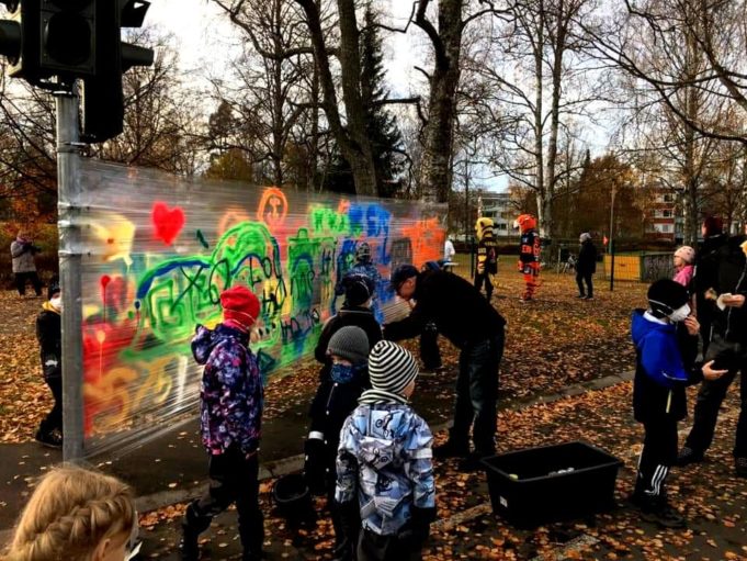 Lapsia maalaamassa muovikalvolle Jaakonpuiston tapahtumassa