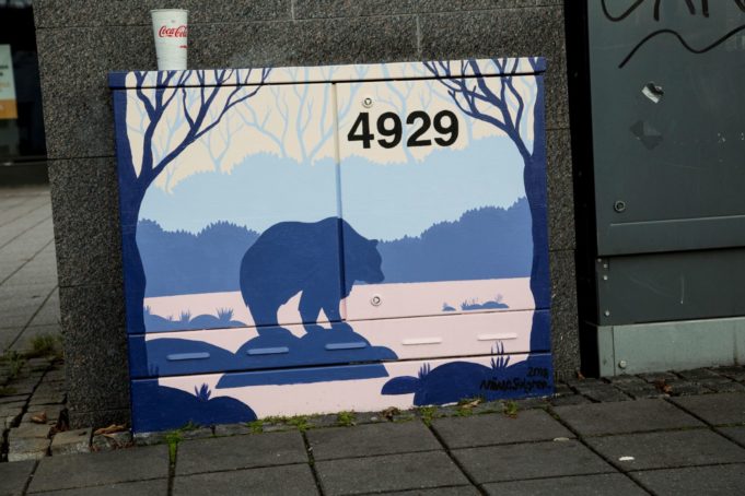 Sininen karhu maalattuna sähkönjakokaappiin