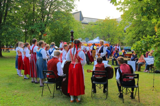 Ihmisiä esiintymässä kesällä Kouvolatalon puistossa