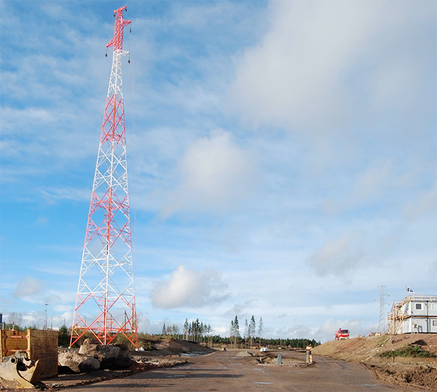 110 kV sähkölinjan korkea masto Kouvola RRT työmaalla.