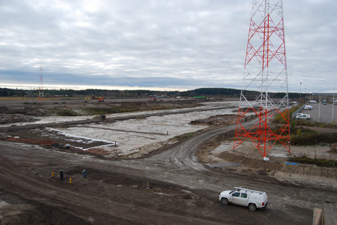 Kouvola RRT intermodaaliterminaalin kenttä rakenteilla lokakuussa 2020. 110 kV sähkölinja etualalla.