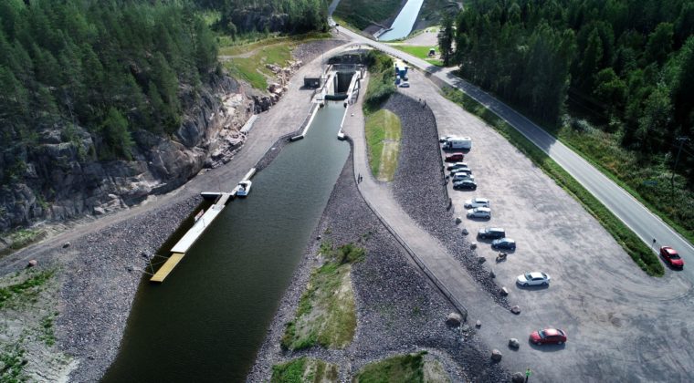 Viistosti otettu ilmakuva Kimolan kanavan sulusta ja parkkipaikasta.