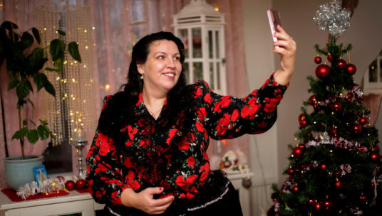 Maria Tuominen ottamassa selfietä