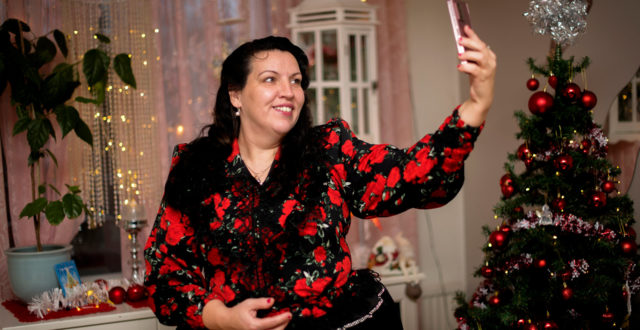 Maria Tuominen ottamassa selfietä