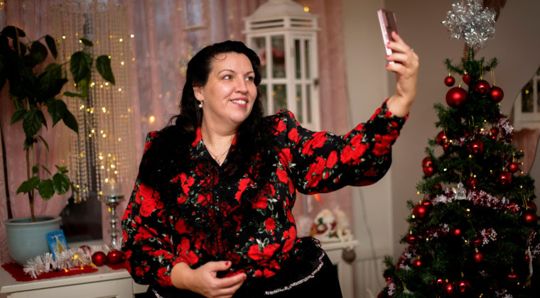 Maria Tuominen ottamassa selfietä