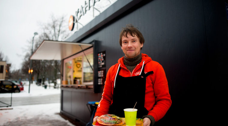 Tommi Jattu hymyilee kahvilansa edustalla