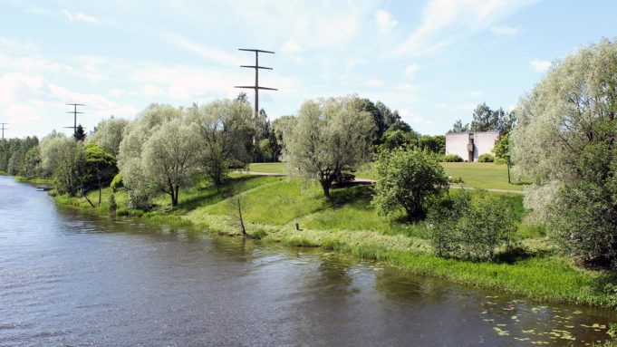 Rantapuisto, Kymijoki, taustalla vanha sähköpylväs