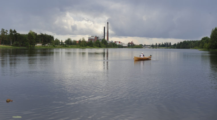 Henkilö soutamassa Kymijoella