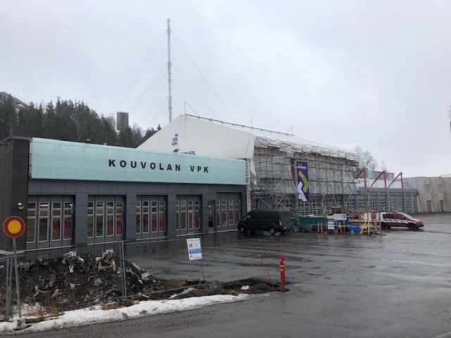 Kouvolan paloaseman laajennusosa etualalla, taustalla huputettuna saneerattava rakennus