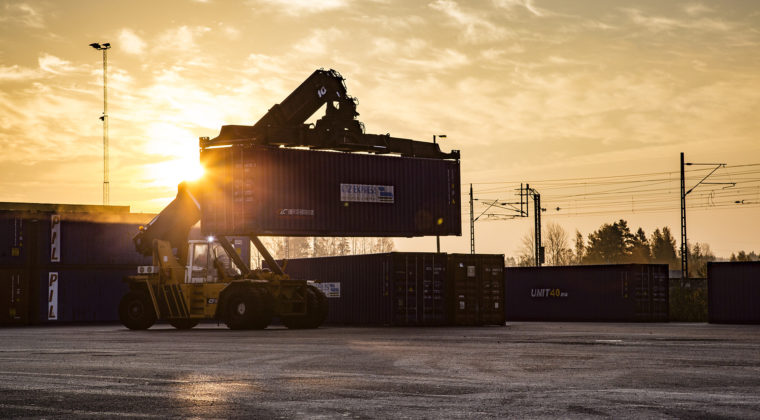 Kontin lastaus Kouvolan Teholan logistiikka-alueella.