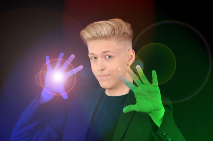 Taikuri Elmo Huovila ja taikakädet.