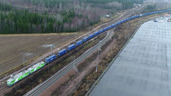 Pitkiä konttijunia käytetään Venäjälle ja Aasiaan suuntautuvissa rautatiekuljetuksissa.