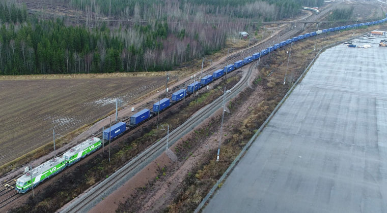 Pitkiä konttijunia käytetään Venäjälle ja Aasiaan suuntautuvissa rautatiekuljetuksissa.