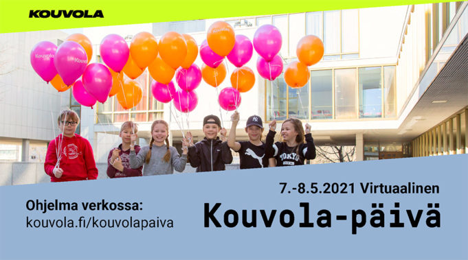 Lapsia ilmapallojen kanssa kaupungintalon edessä Kouvola-päivänä