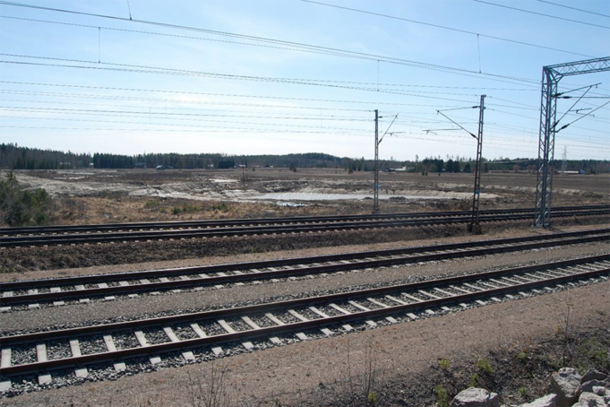 Näkymä Kouvola RRT työmaalta junaradan yli hulevesialtaille