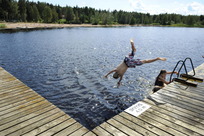 Käyrälampi, lapsi hyppää veteen