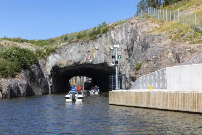 vene menossa Kimolan kanavan kalliotunneliin