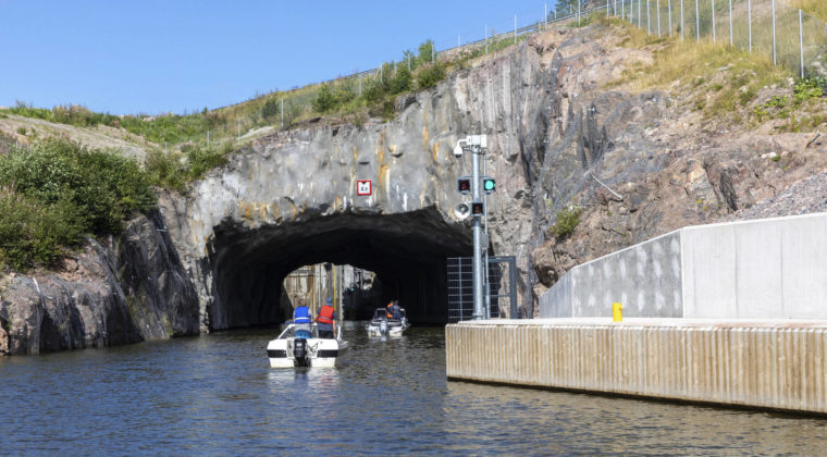 vene menossa Kimolan kanavan kalliotunneliin