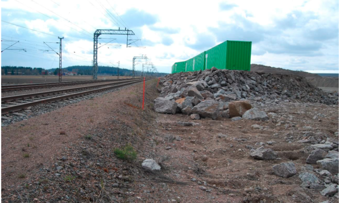 Vihreät kontit junaradan vieressä Kouvola RRT-työmaalla