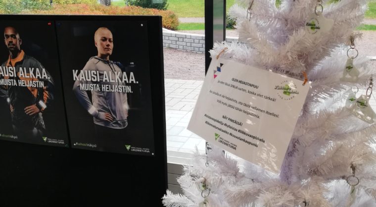 valkoisessa tekojoulukuusessa roikkuu heijastimia