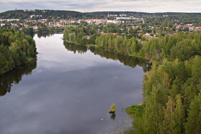 Ilmakuva Kymijoesta ulkoilureitin varrelta taustalla Kuusankoski