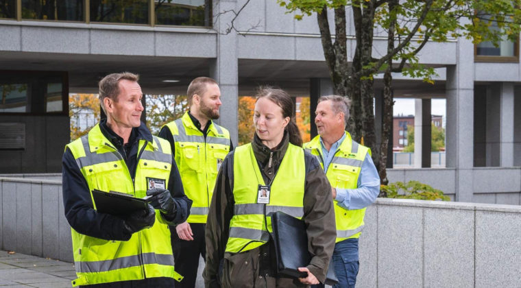 Henkilöstöä kävelemässä kaupungintalon sisäpihalla