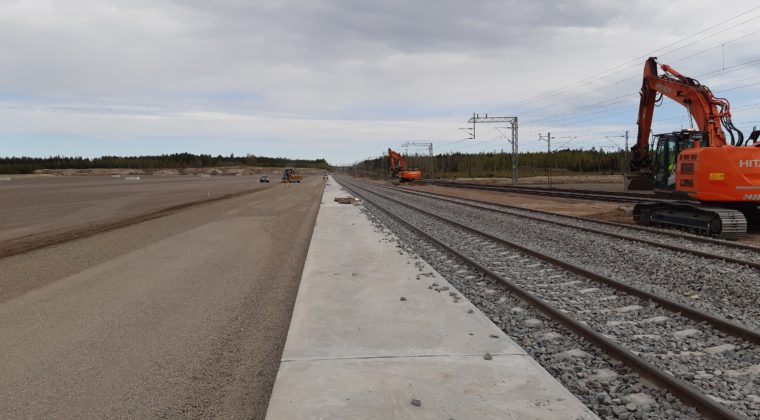 Kouvolan rautatie- ja maantieteminaalin pitkiä lastausraiteita rakennetaan parhaillaan ja ne ovat lähes valmiit.
