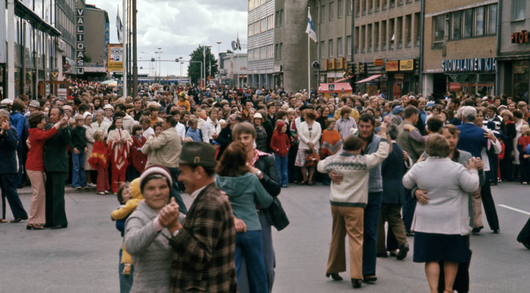 Tanssivia ihmisiä Kouvolan katukuvassa 1970-luvulla