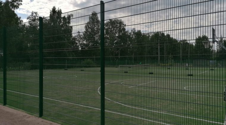 Uusittu tekonurmi tenniskentällä