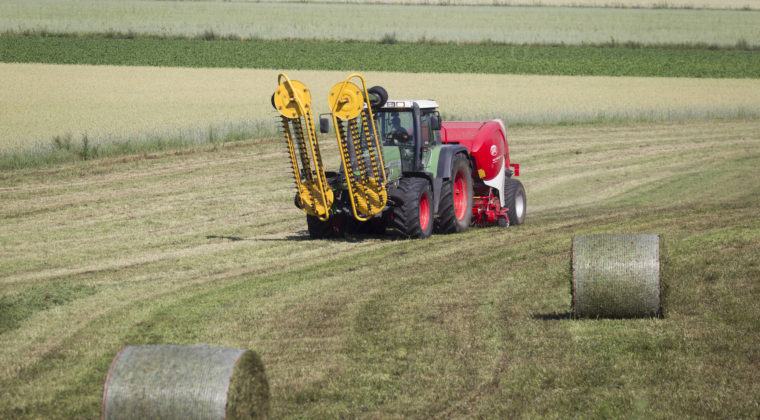 traktori työkone pellolla töissä