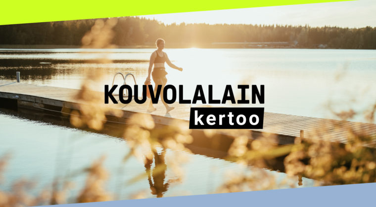 Kouvolalain kertoo -podcastin tunnuskuva. Nainen kävelee laiturilla auringonlaskussa. Kuvan päällä teksti: Kouvolalain kertoo.