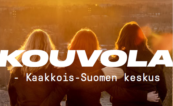 Kuva Kouvolan uudesta kaupunkistrategiasta Kouvola Kaakkois-Suomen keskus. Kolme nuorta tyttöä istuu auringonlaskussa Mielakan huipulla.