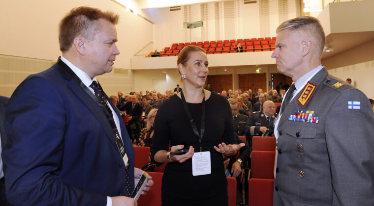 Puolustusministeri Antti Kaikkonen, kaupunginjohtaja Marita Toikka ja maavoimien komentaja Pasi Välimäki