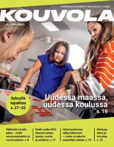 Kuvassa on Kouvolan kaupungin tiedotuslehden 2/2022 kansikuva, jossa näkyy Sarkolan koulun valmistavan opetuksen oppilaita ja heidän koulunkäynninohjaajansa.